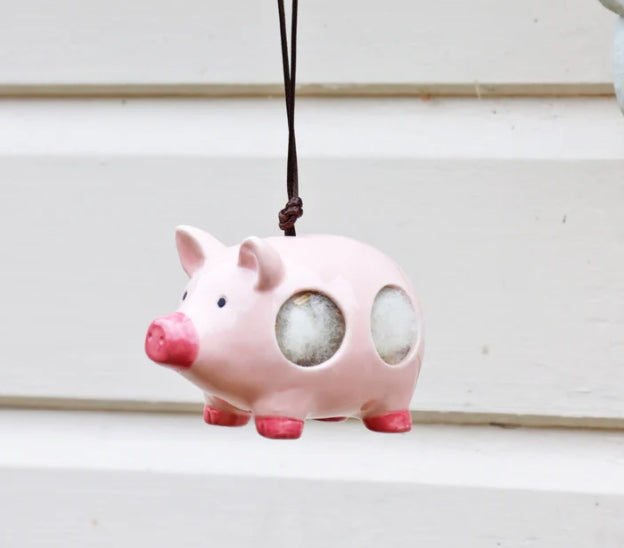 Curlie Hanging Ceramic Pig With Nesting Wool - FREE SHIPPING